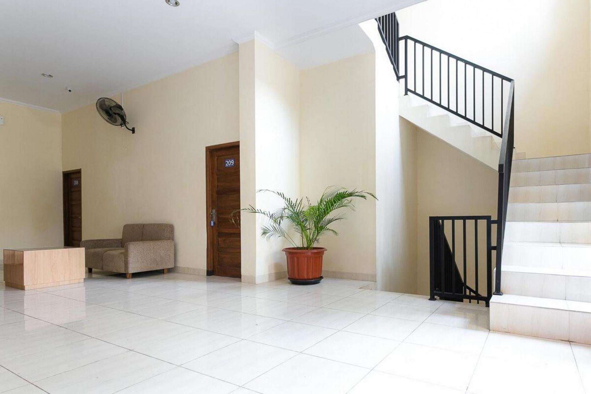 Reddoorz Syariah Near Purwosari Train Station Hotel Solo Eksteriør billede
